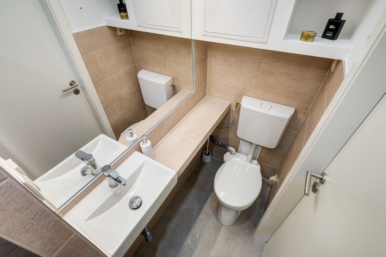 Mosdó és WC a fürdőszobában