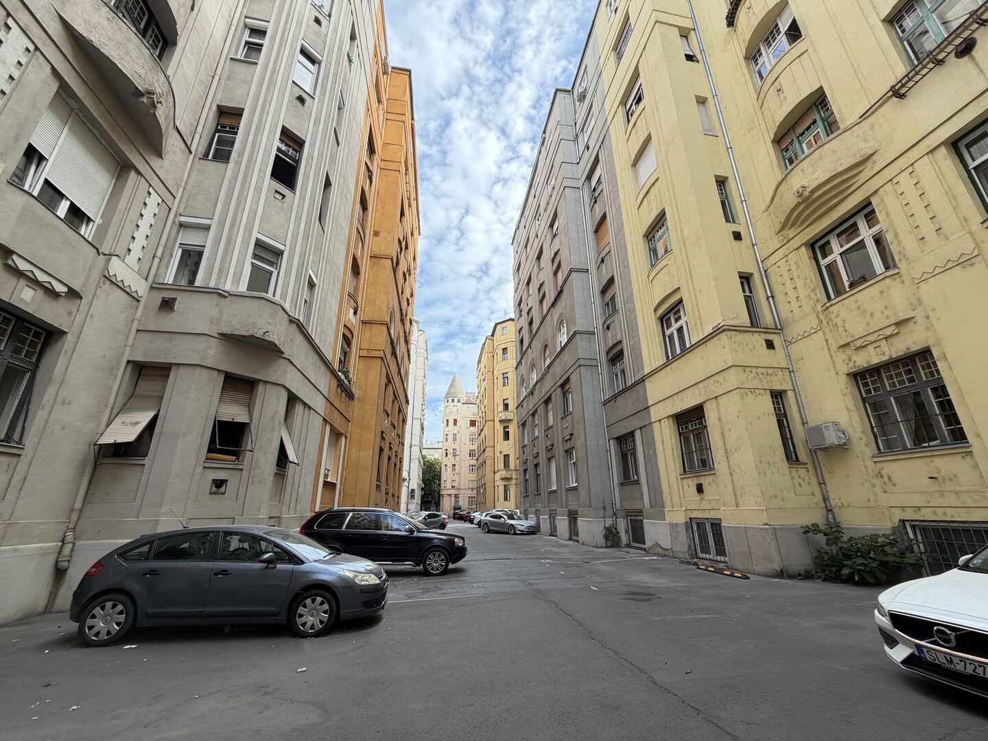 Újlipótvárosi utcakép a ház közelében