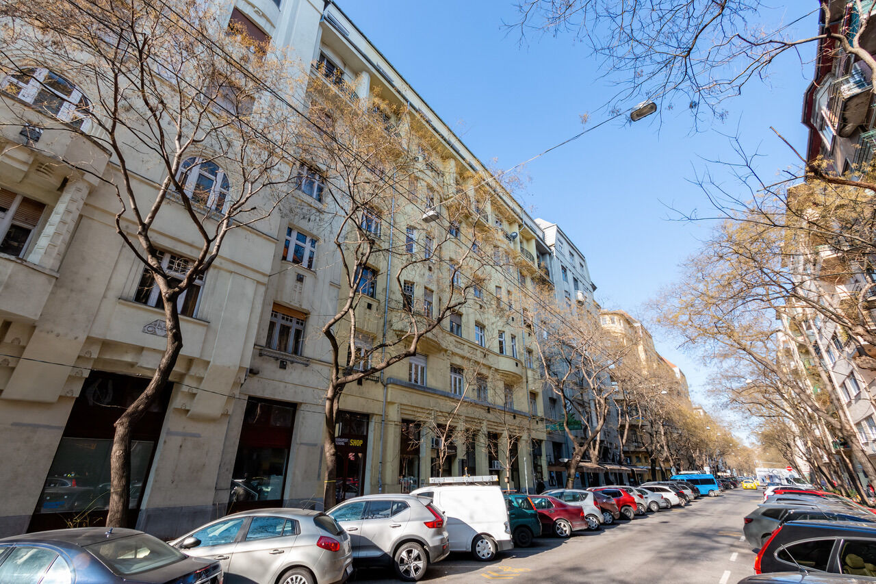 A Pozsonyi út utcaképe a ház előtt